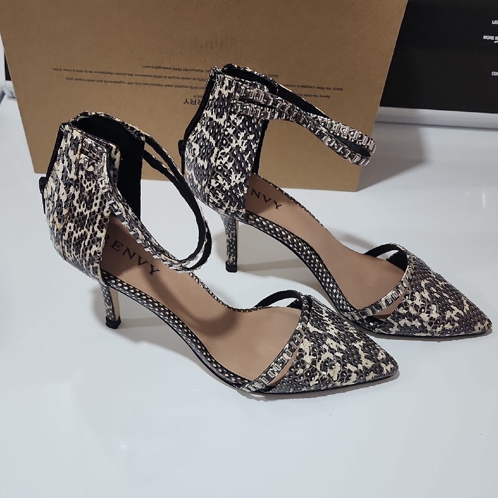 Renvy Black and Cream Textured Sandals